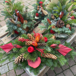weihnachtlicher Blumenschmuck mit Tanne,Tannenzapfen und roten Blumen