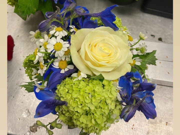 Konfirmationsstrauß mit blauen Blumen